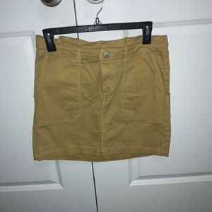 Size 9 yellow skirt.